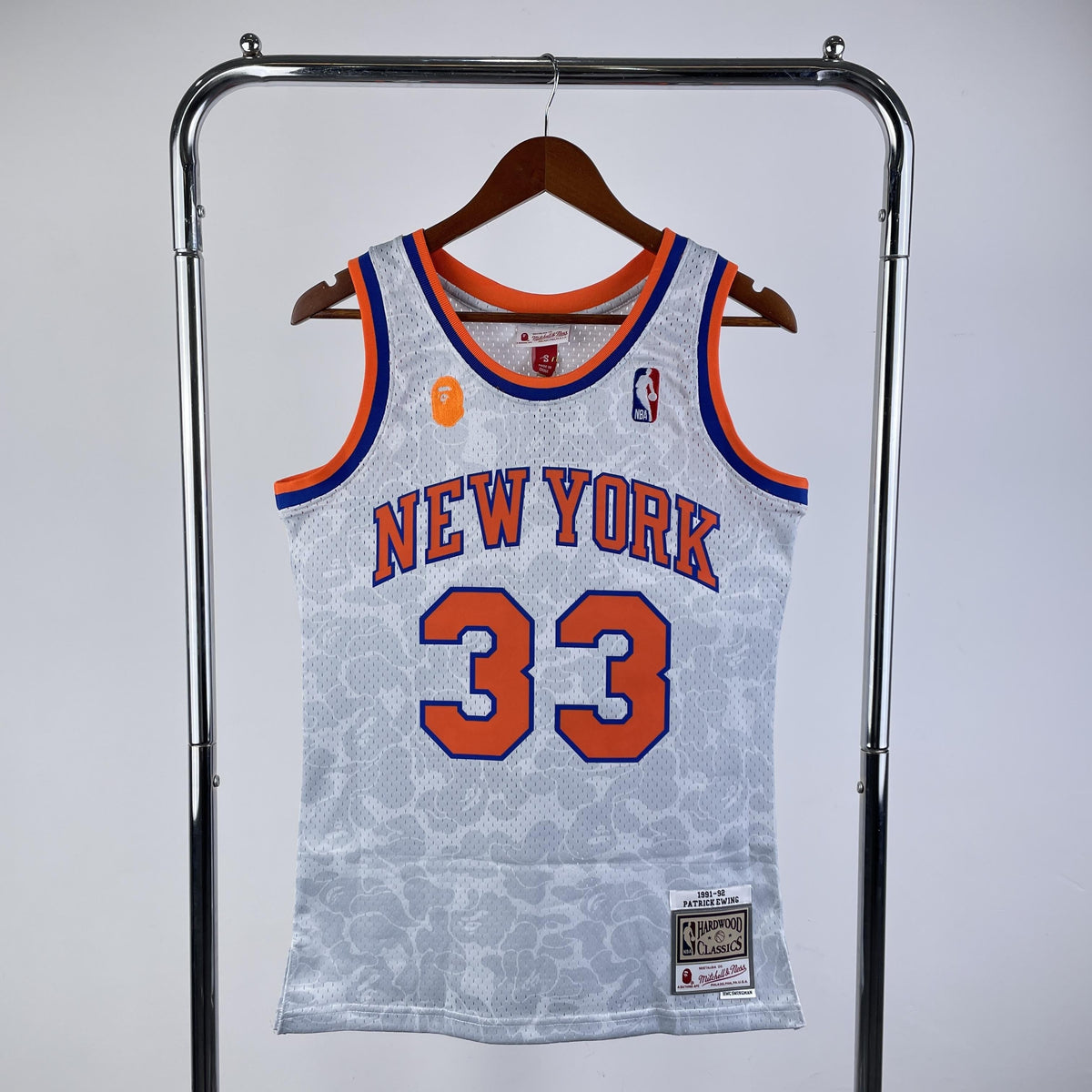 Regata Swingman BAPE X New York Knicks Mitchell & Ness Hardwood Classics 1991/92 Branca