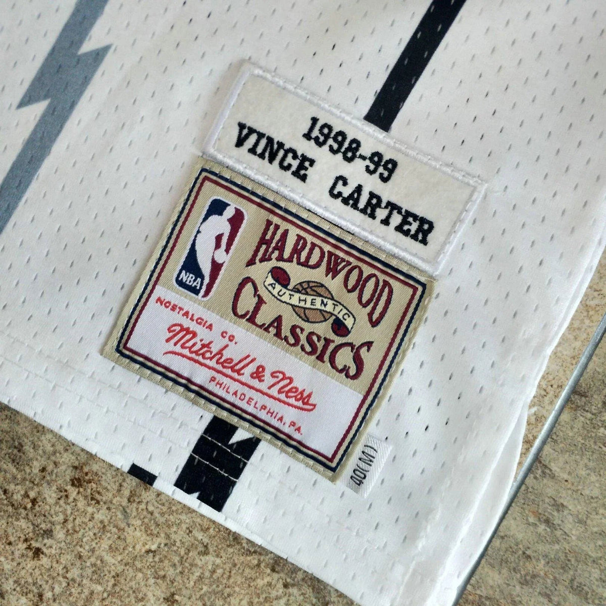 Regata Authentic Toronto Raptors Mitchell & Ness Hardwood Classics Branca 1998-99
